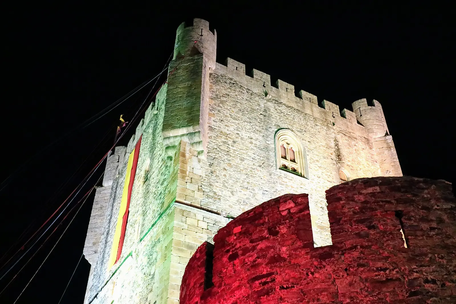 Torre de menagem do castelo de Bragança iluminada à noite