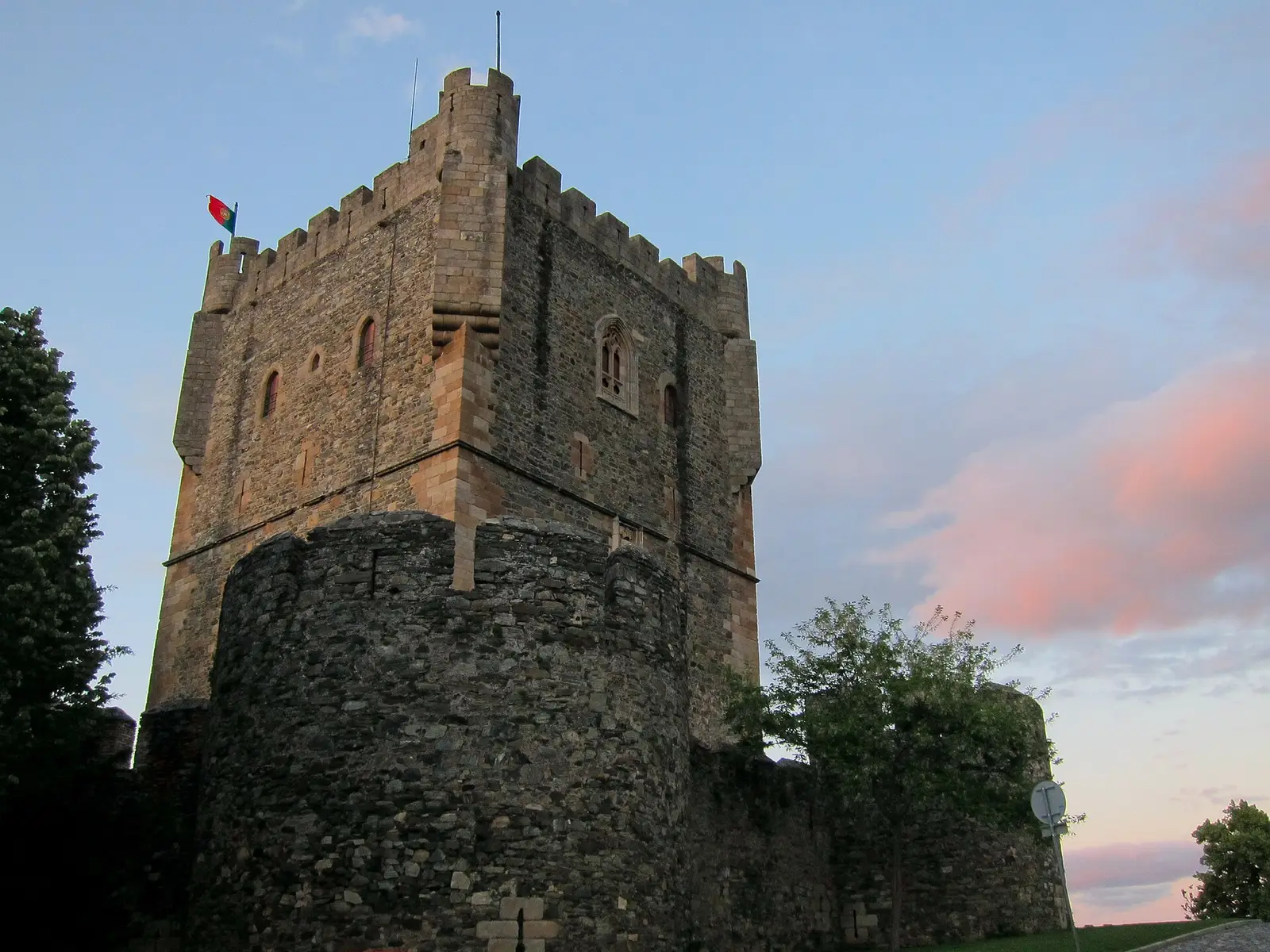 Torre de menagem do castelo de Bragança ao entardecer