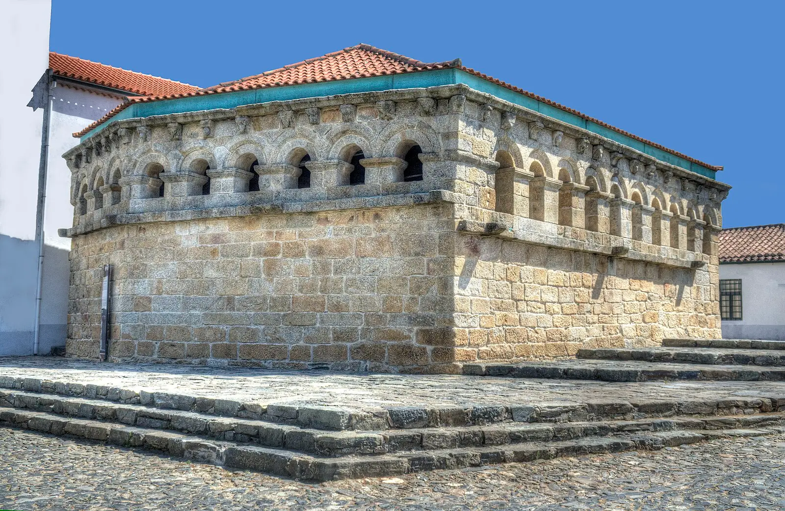 Domus Municipalis, edifício românico de granito na cidadela de Bragança