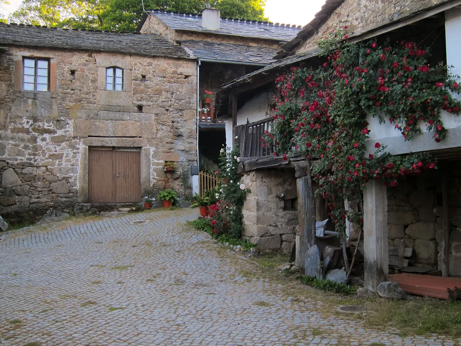 Casas de granito e xisto na aldeia de Montesinho