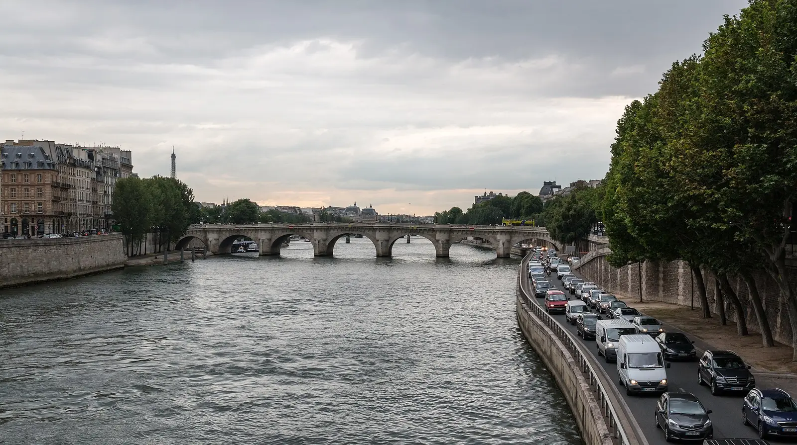 O rio Sena em Paris ao fim da tarde