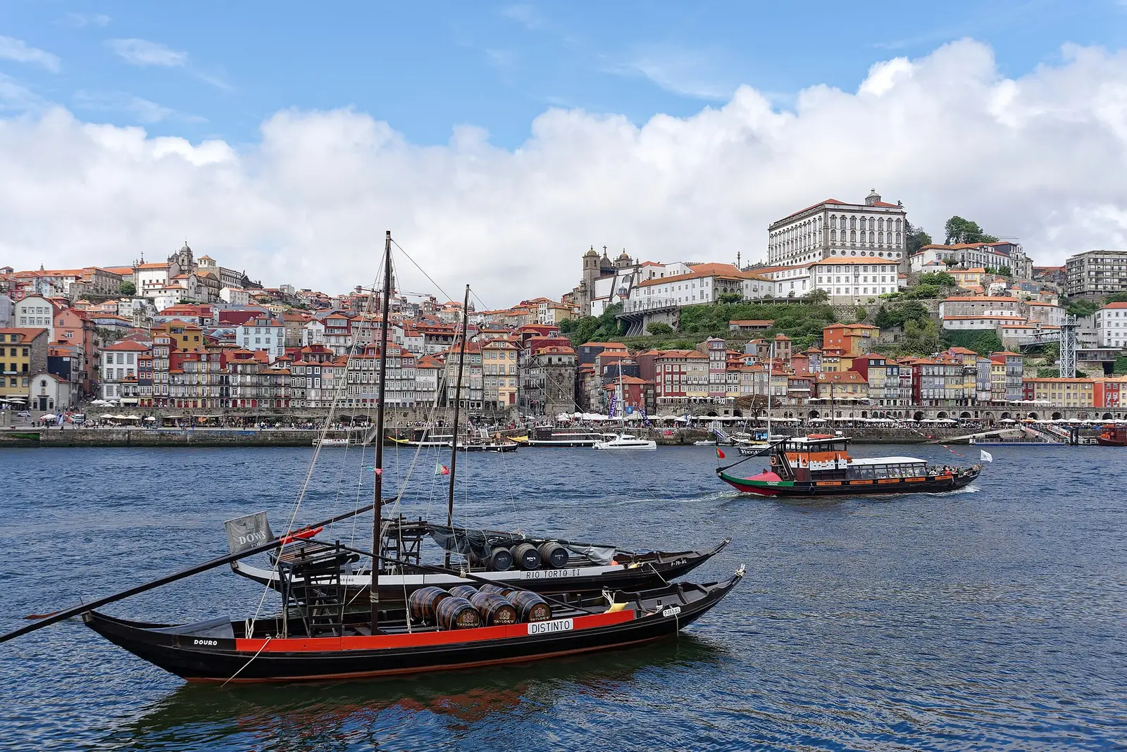 Barcos rabelos no Douro em frente à Ribeira do Porto